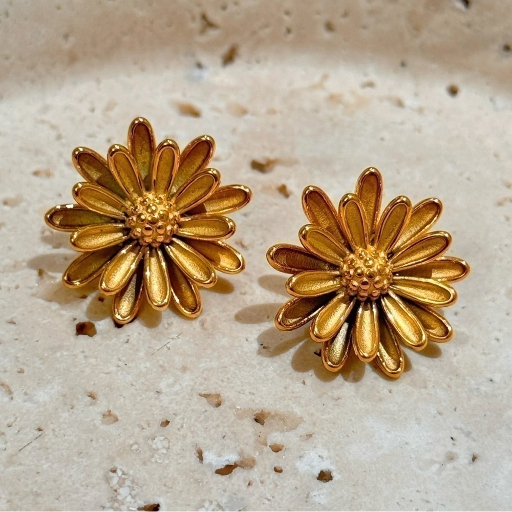 NEW - Daisy Gold Stud Earrings‎ New